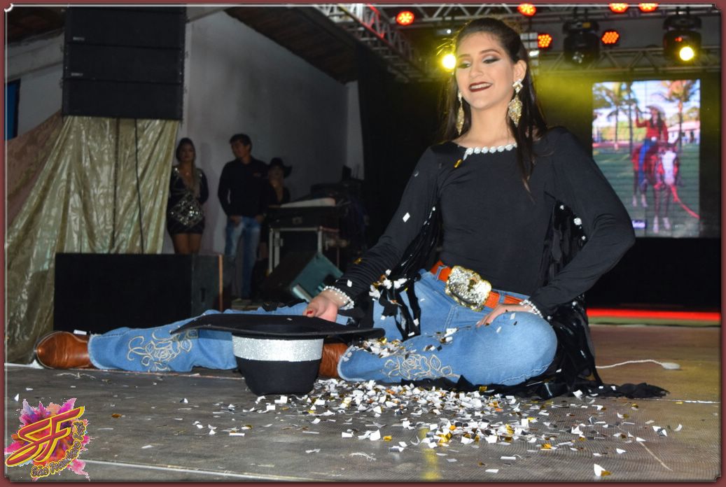 DESFILE DA RAINHA DA EXPOVALE 2019
